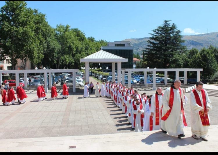 Svećeničko ređenje u mostarskoj katedrali