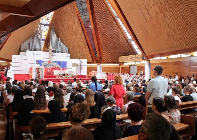 Svećeničko ređenje u mostarskoj katedrali