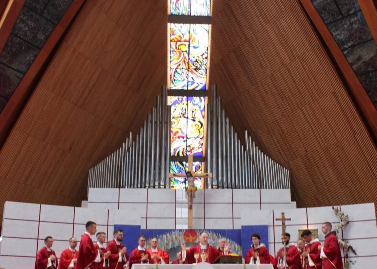 Svećeničko ređenje u mostarskoj katedrali