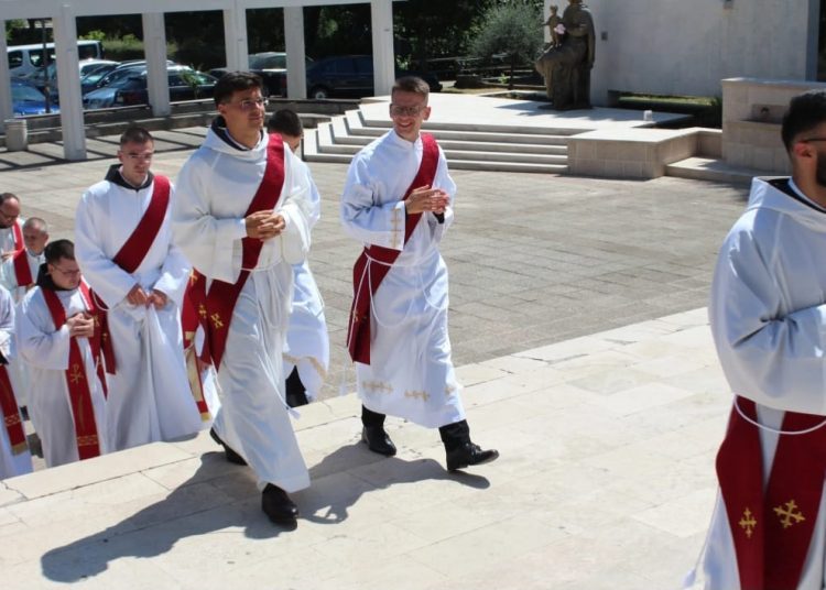 Svećeničko ređenje u mostarskoj katedrali