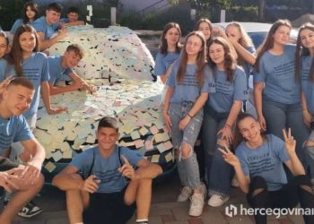 Učenici iz Ljubuškog oblijepili razredniku auto s više od 3.000 post-it papirića