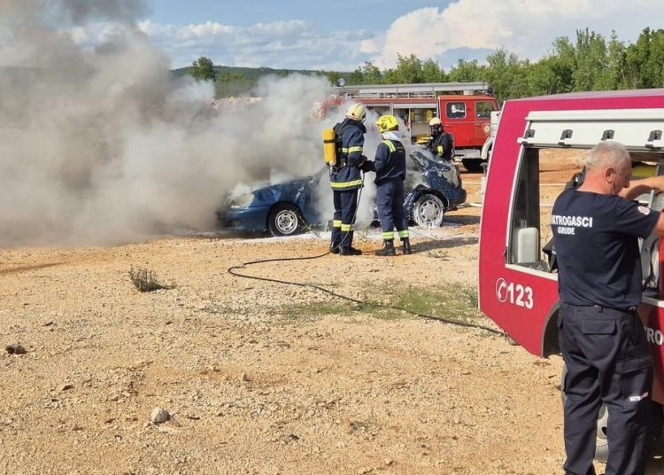 Vatrogasci iz ŽZH održali vježbu u Grudama