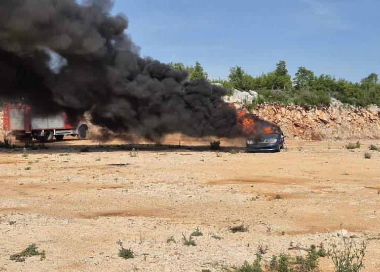 Vatrogasci iz ŽZH održali vježbu u Grudama