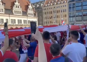 Navijači ponovno razvili najveću hrvatsku zastavu na svijetu