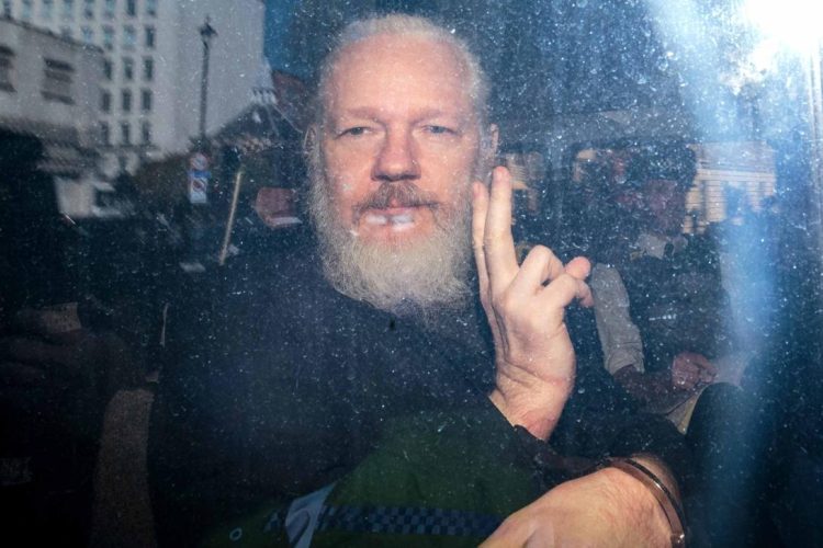 Nakon 14 godina Julian Assange pušten na slobodu