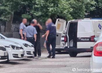 Pretres stanova i automobila: Kod oca i sina iz Mostara pronađeno oružje i droga