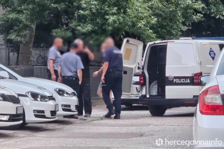 Pretres stanova i automobila: Kod oca i sina iz Mostara pronađeno oružje i droga