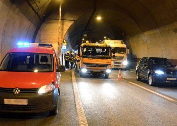 U tunelu Sveti Ilija, prema Makarskoj, gorio automobil bh. registracija