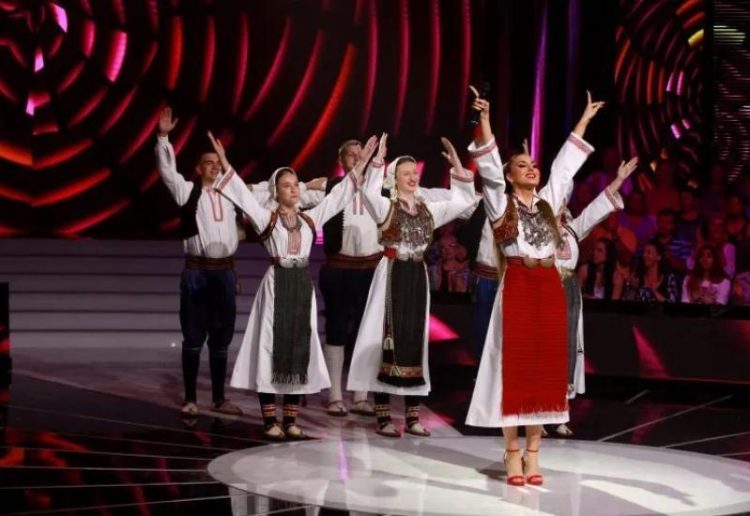 Antonija Čerkez ispunila obećanje – u narodnoj nošnji otpjevala ”Igraj Mare prašina se diže”