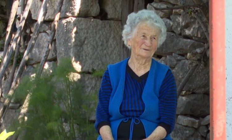 Dragica iz Rasna proslavila 89. rođendan s ekipom Crvenog križa Široki Brijeg