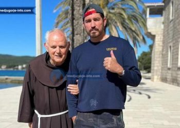 Jim Caviezel s obitelji posjetio fra Jozu Zovku na Badiji