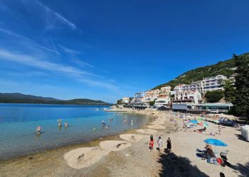 Brojni turisti za vikend stigli u Neum, evo kakve su cijene hrane i pića
