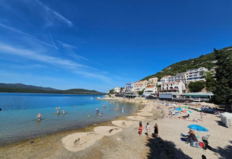 Brojni turisti za vikend stigli u Neum, evo kakve su cijene hrane i pića