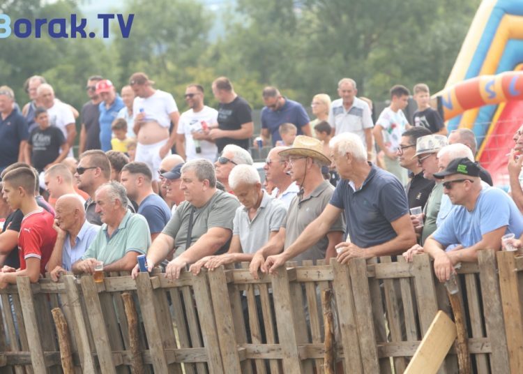 VIDEO: U Posušju bik uletio u publiku: Zavladala je opća panika