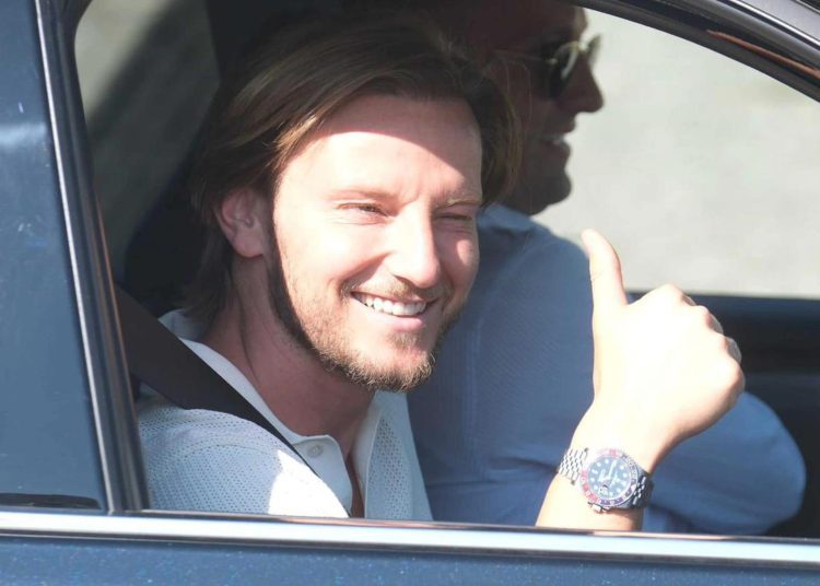 VIDEO+FOTO: Rakitić izašao pred navijače, a oni mu poručili: ‘Hoćemo titulu!’