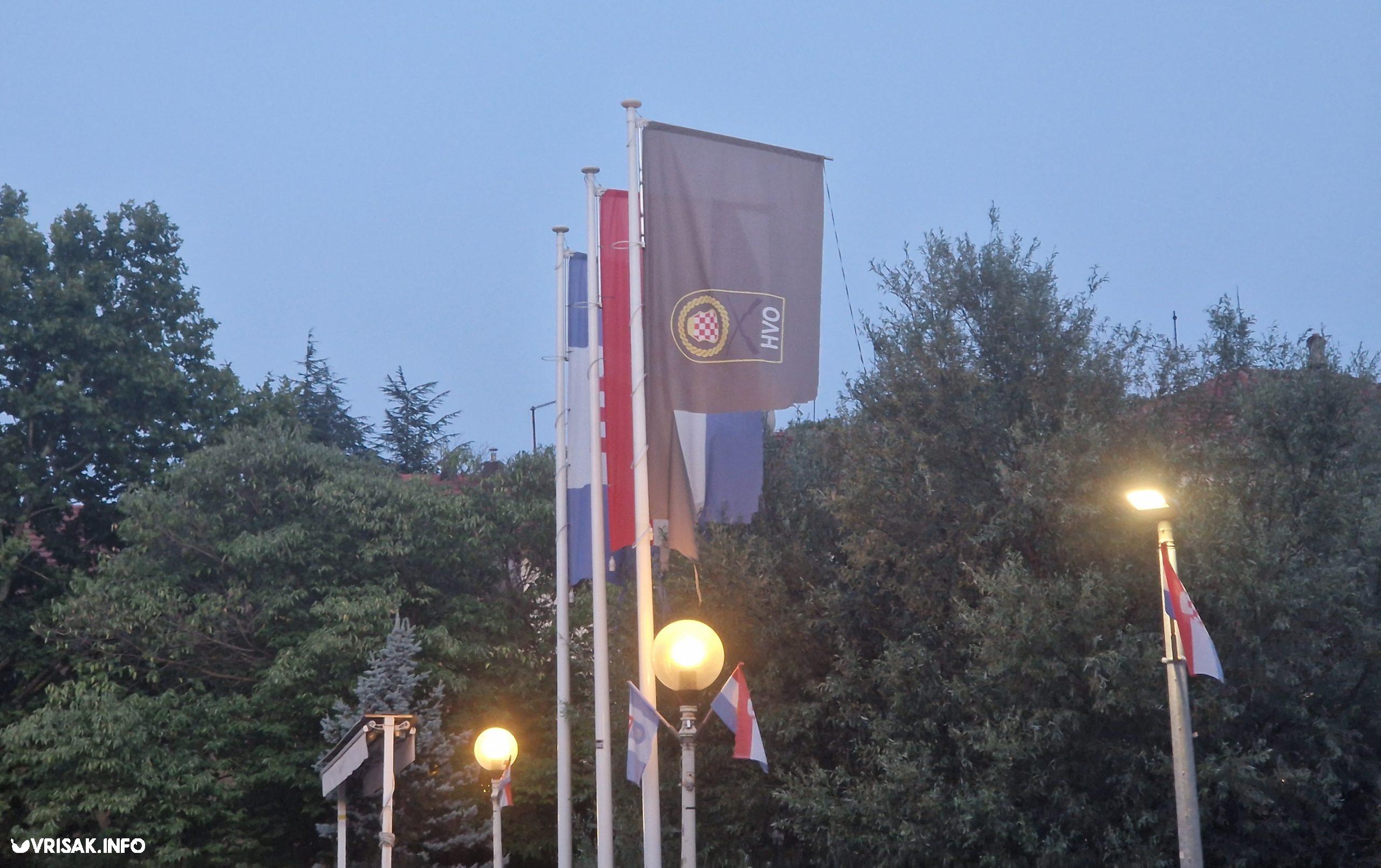 U središtu Širokog Brijega stoje vidno oštećene zastave, evo zbog čega ćemo uvijek upozoravati na to