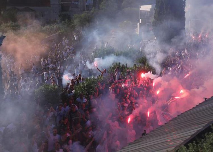 VIDEO+FOTO: Rakitić izašao pred navijače, a oni mu poručili: ‘Hoćemo titulu!’
