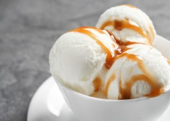 Domaći sladoled od jogurta s preljevom od karamele