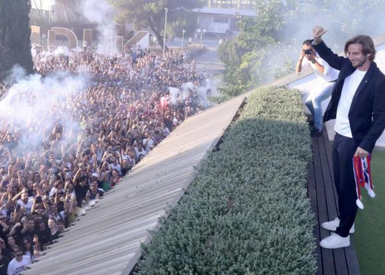 VIDEO+FOTO: Rakitić izašao pred navijače, a oni mu poručili: ‘Hoćemo titulu!’