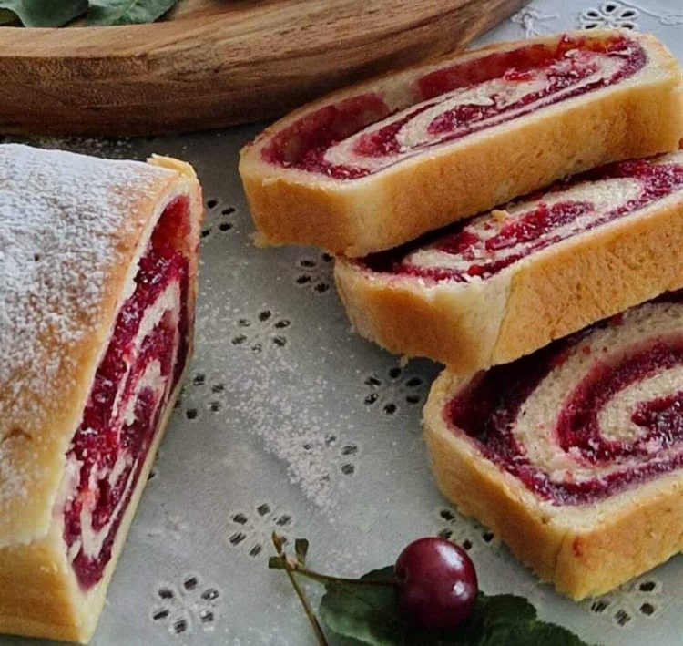 Preukusna štruca s višnjama