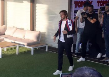 VIDEO+FOTO: Rakitić izašao pred navijače, a oni mu poručili: ‘Hoćemo titulu!’