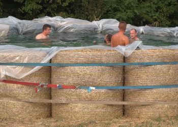 Mladići u BiH napravili bazen od sijena: Bacili rukavicu vrućini
