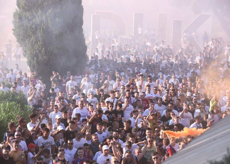 VIDEO+FOTO: Rakitić izašao pred navijače, a oni mu poručili: ‘Hoćemo titulu!’