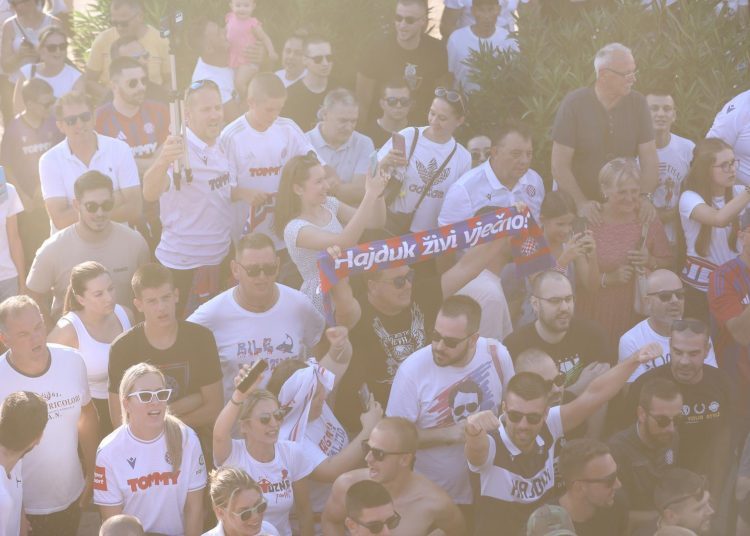 VIDEO+FOTO: Rakitić izašao pred navijače, a oni mu poručili: ‘Hoćemo titulu!’