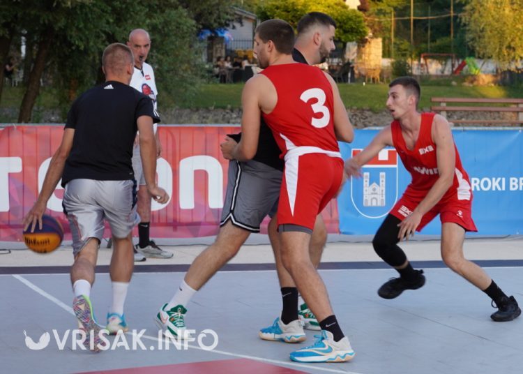 Basket se vratio u Široki Brijeg: Posjetitelji uživaju u uzbudljivoj košarci