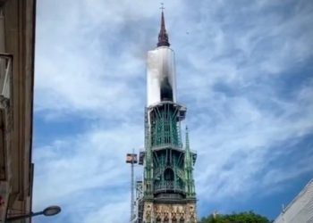 Gori toranj katedrale u francuskom Rouenu