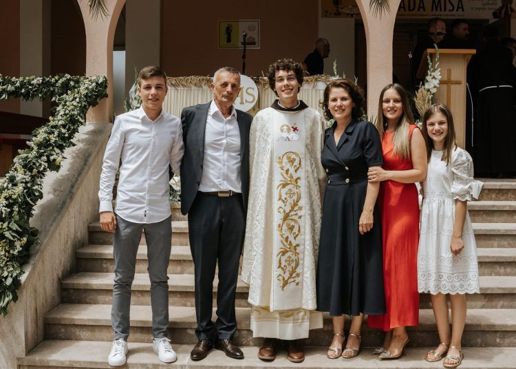 Svečana mlada misa u Ljubotićima: Radost i zahvalnost mladomisnika fra Ante Vukoje