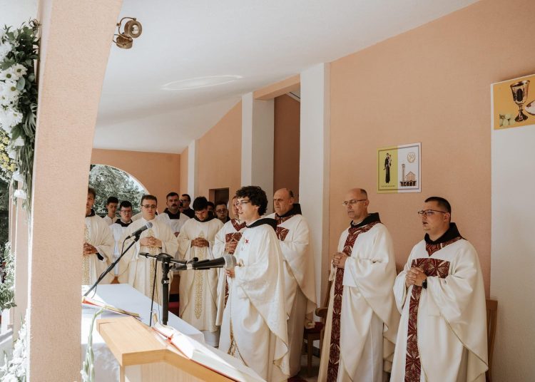 Svečana mlada misa u Ljubotićima: Radost i zahvalnost mladomisnika fra Ante Vukoje