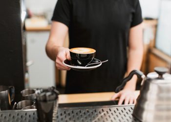 Konobar iz BiH opisao sezonski posao na hrvatskoj obali: Plaća 1100 eura, besplatni smještaj i hrana…