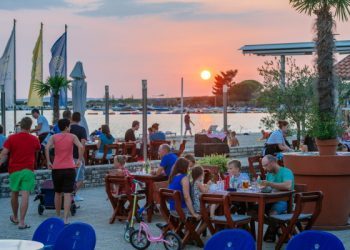 Četveročlanoj obitelji na moru samo za jedan ručak i piće u restoranu treba oko 120 KM