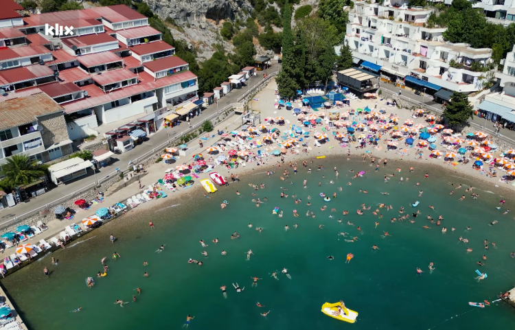 Neum iz zraka usred sezone: Plaže krcate
