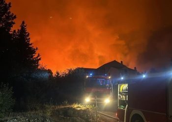 Požar kod Tučepa uz vatrogasce gase i dva kanadera, vatra ušla u PP Biokovo