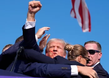 Slika koja će ući u povijest: Sve veća podrška Trumpu nakon pokušaja atentata