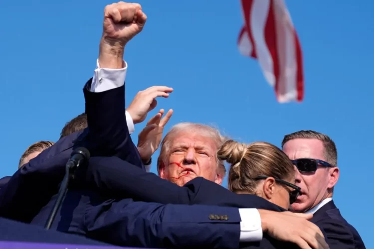 Slika koja će ući u povijest: Sve veća podrška Trumpu nakon pokušaja atentata