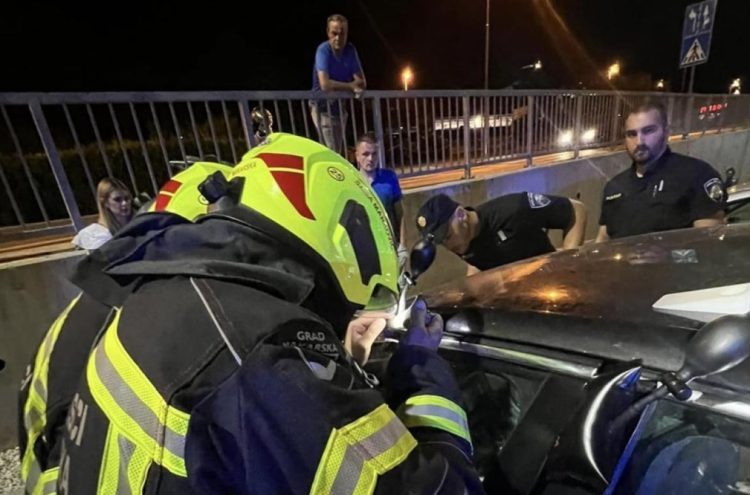 Vatrogasci u Makarskoj spasili dijete iz zaključanog auta na parkingu