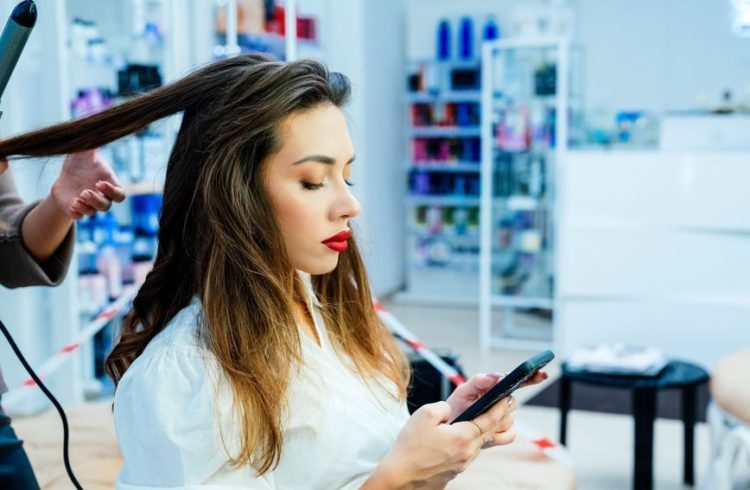 “Šuti i šišaj!”: Odbijanje razgovora s frizerkom i taksistom korak je prema društvu bez ljudskog doticaja