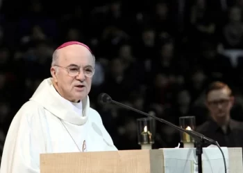 Ekskomuniciran nadbiskup Vigano, protivnik papa Franje