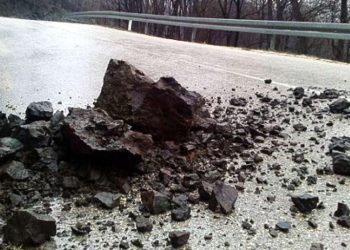 Otežan promet na većini cestovnih pravaca zbog jakih pljuskova, povećana opasnost od odrona