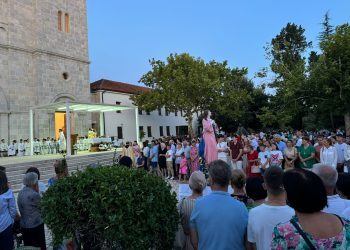 Mnoštvo vjernika ove nedjelje na devetnici u Širokom Brijegu, upriličen je blagoslov djece i mladih