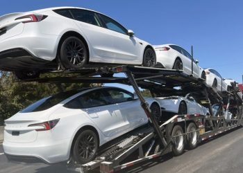 Više od pola vlasnika Tesle vraća se na benzince