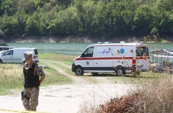 Postavljene barijere u Jablaničkom jezeru nakon pada helikoptera