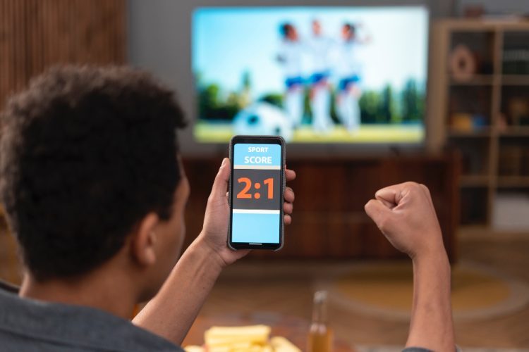 Dok gledate nogomet na TV-u s kauča, trošite jednako kalorija kao dok vježbate