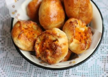 Pogačice sa šunkom i sirom koje okusom podsjećaju na pizzu