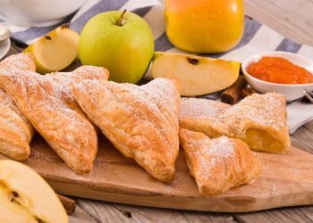 Hrskavi trokutići od lisnatog tijesta od jabuke i cimeta