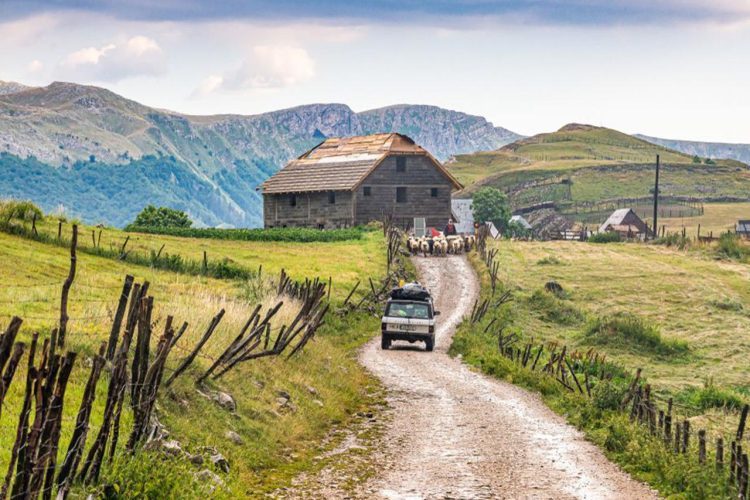 Čim prođe “ljetni Božić” zaključavaju se obnovljene kuće, utihnu sela, igrališta se isprazne