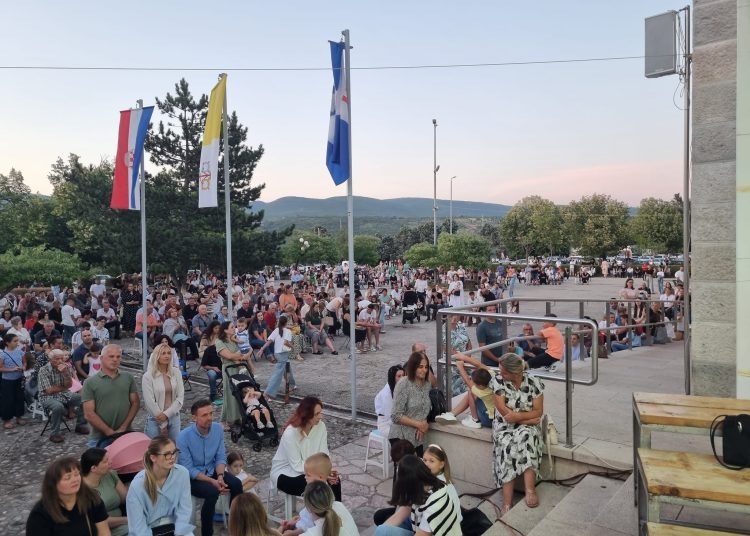 Treća večer devetnice u Širokom Brijegu okupila veliki broj vjernika